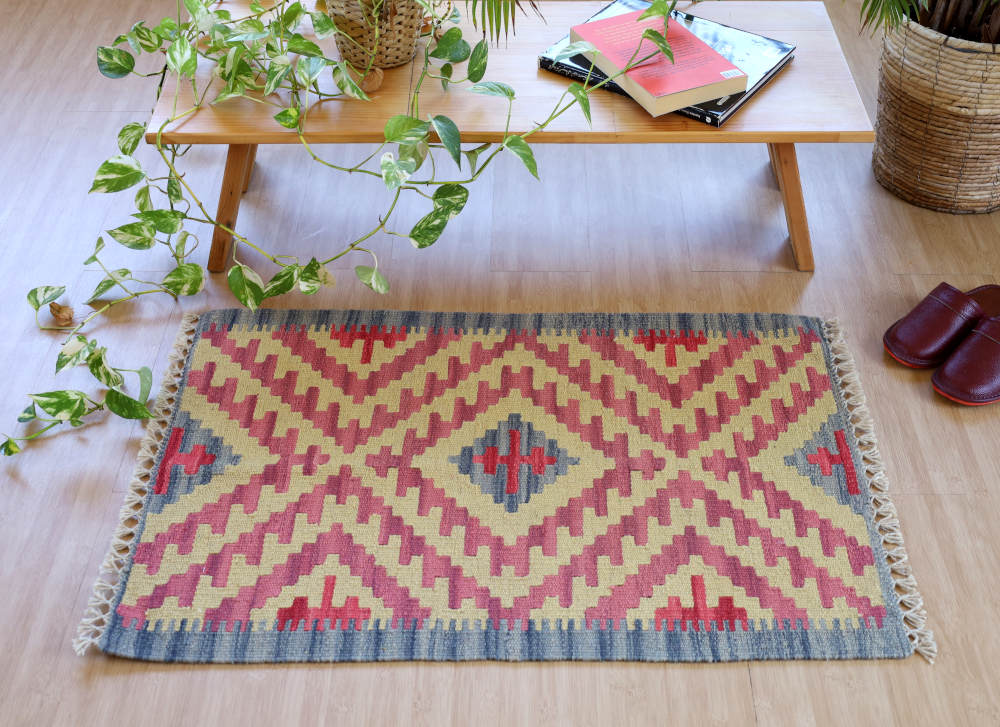 キリム玄関マット　イラン・シーラーズ産　90×61cm 室内イメージ