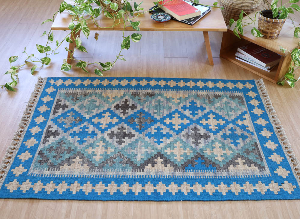 キリム玄関マット　イラン・シーラーズ産　124×84cm 室内イメージ