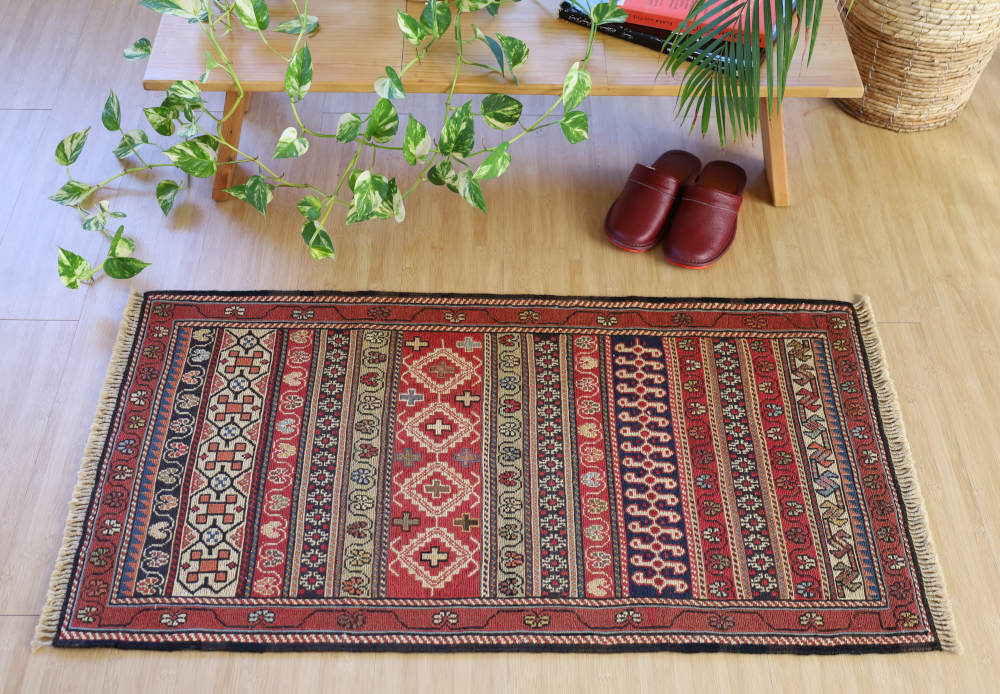 キリム玄関マット　イラン・ダシュテモガン産　104×55cm 室内イメージ