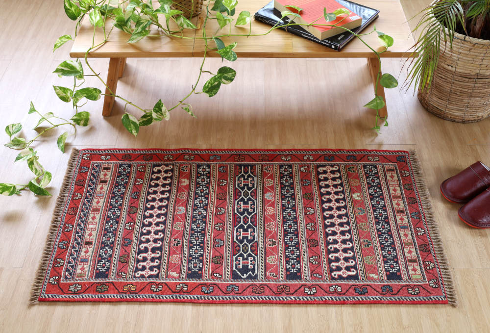 キリム玄関マット　イラン・ダシュテモガン産　98×53cm 室内イメージ