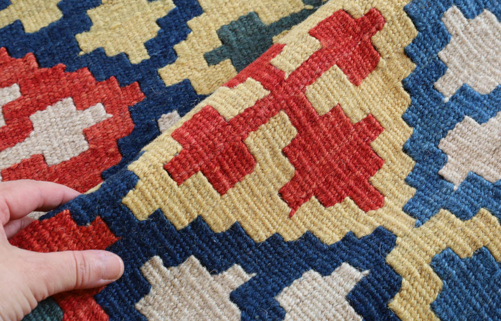 キリム　シーラーズ産　235×170cm　モチーフと織りを近くから見たところ