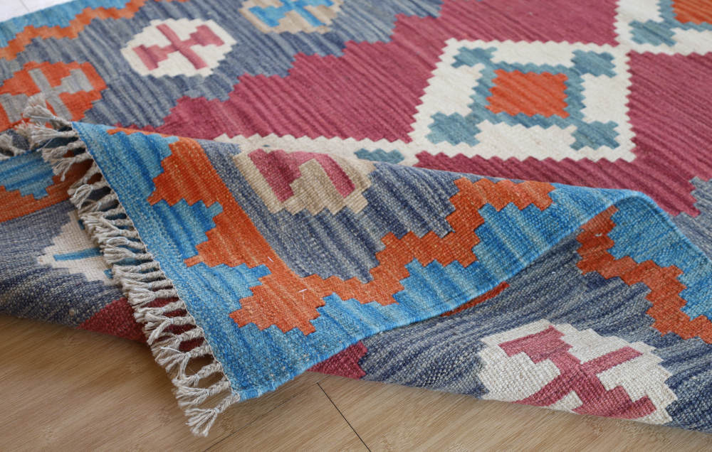 キリム　シーラーズ産　185×127cm 端をめくってみたところ
