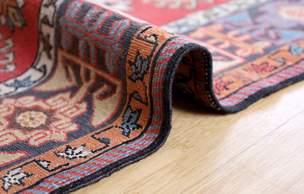 シルジャン産ヴィンテージスマックキリム　141×108cm 織り地の厚みを横から見たところ