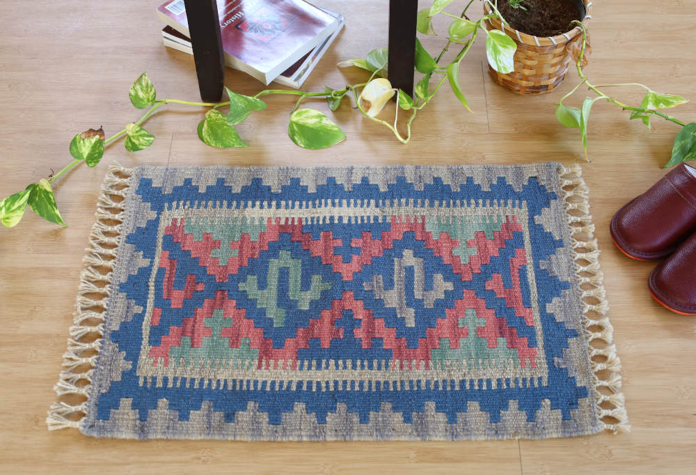 シーラーズ産ミニキリム　60×42cm 使用イメージ