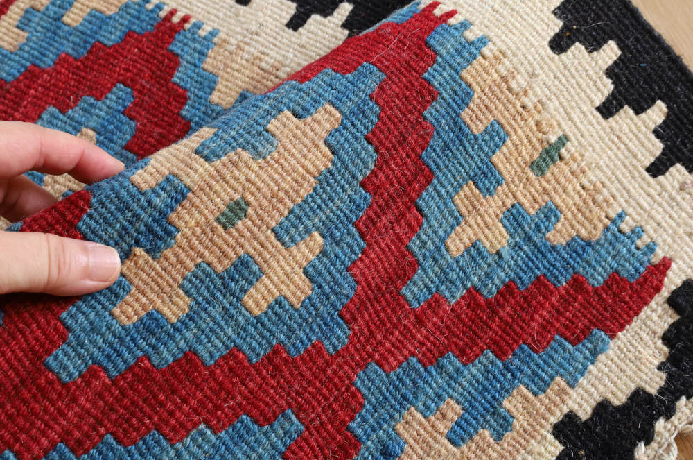 シーラーズ産ミニキリム　61×39cm 織りや細部の様子