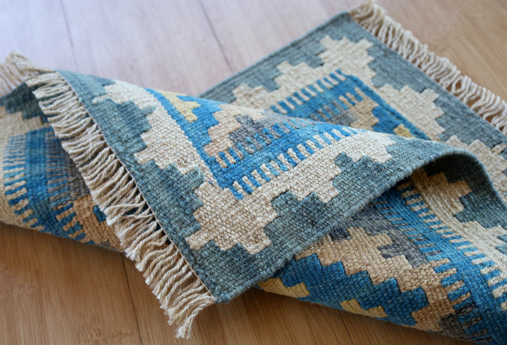 シーラーズ産ミニキリム　60×45cm 厚みや質感