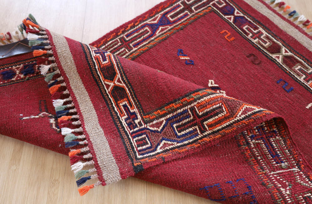キリム玄関マット　イラン・グーチャン産　101×64cm 端をめくってみたところ
