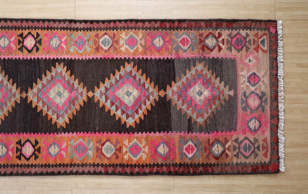 ロングサイズのオールドキリム　イラン・ガズビン産　189×72cm 角部分の厚みや雰囲気