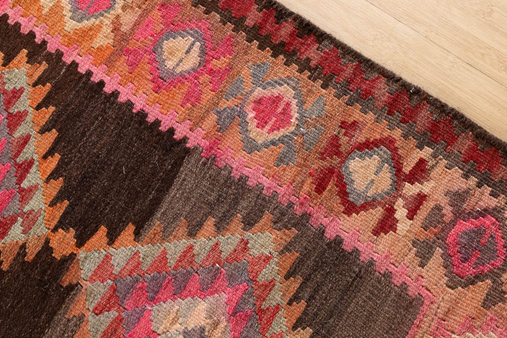 ロングサイズのオールドキリム　イラン・ガズビン産　189×72cm 近くから見たところ