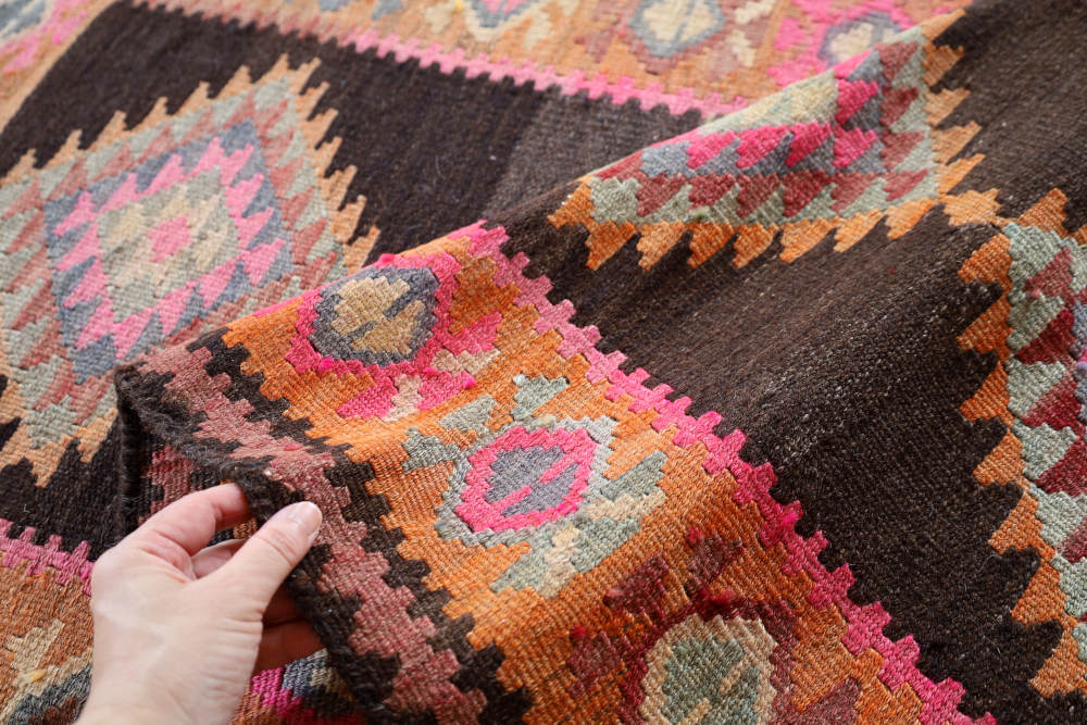 ロングサイズのオールドキリム　イラン・ガズビン産　189×72cm 近くから見たところ