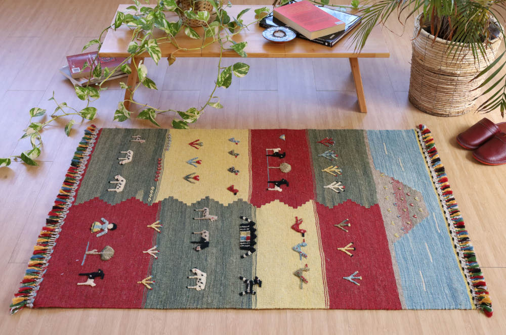 ギャッベキリム　イラン・シーラーズ産　114(123)×79cm 室内イメージ