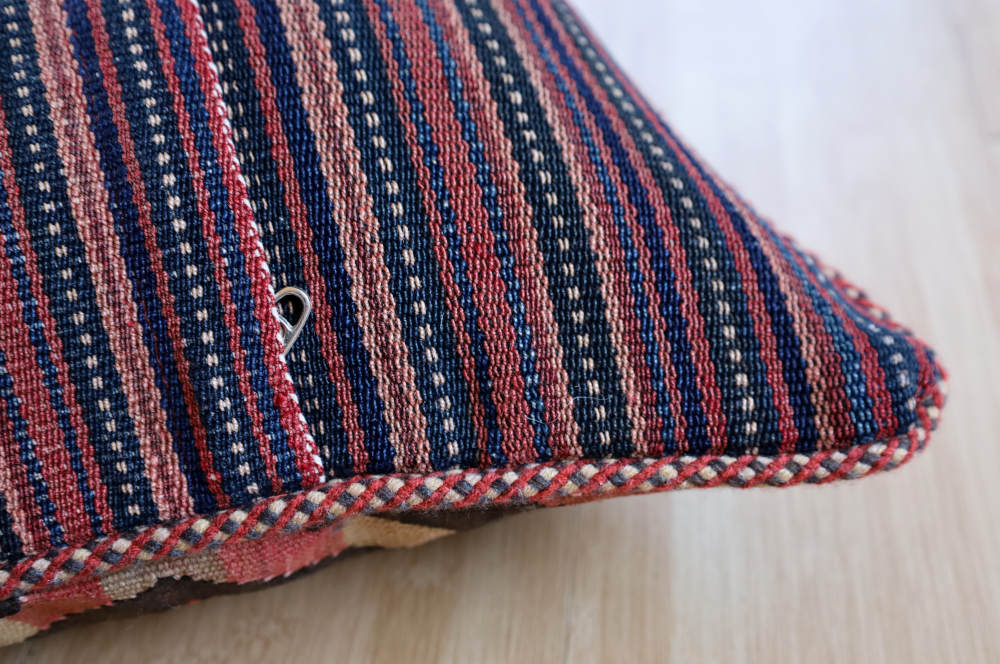 裏面は手織りオールドジャジム。遊牧生活で使われていた、薄手のキリムです。
