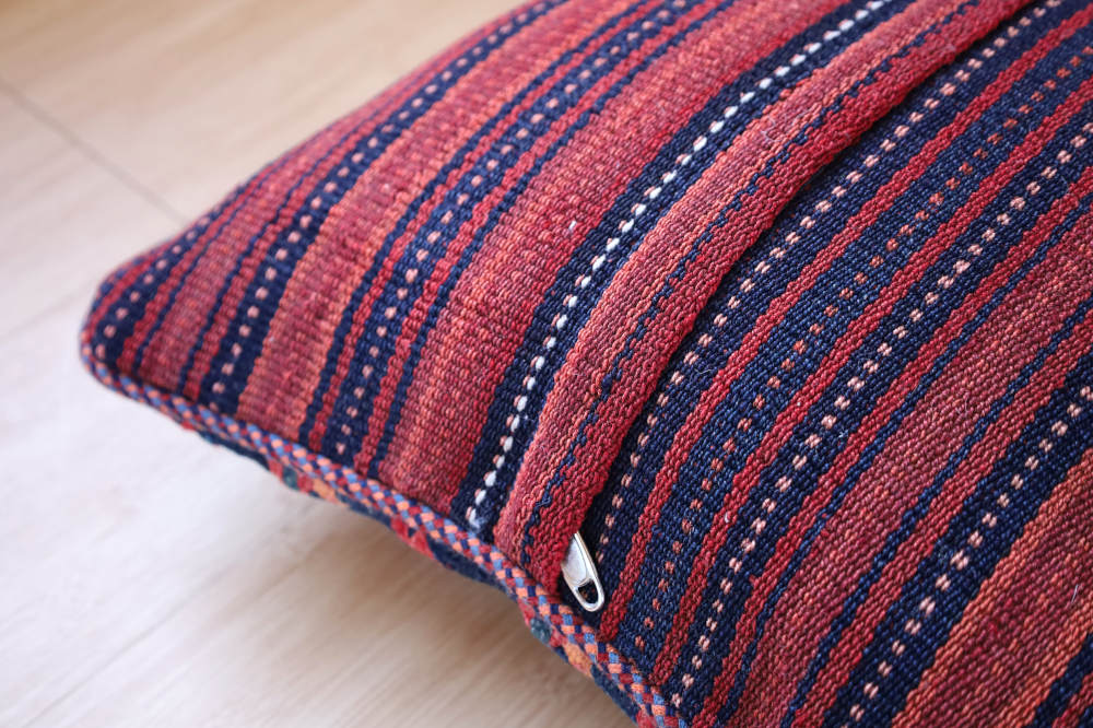 裏面は手織りオールドジャジム。遊牧生活で使われていた、薄手のキリムです。