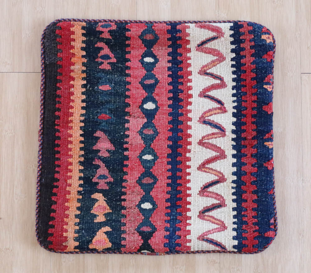 ファスナーは裏面。45cm角のヌードクッション対応