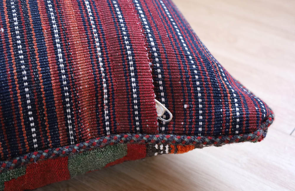 裏面は手織りオールドジャジム。遊牧生活で使われていた、薄手のキリムです。