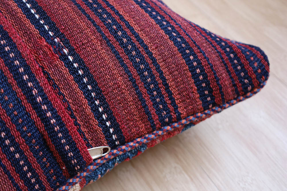 裏面は手織りオールドジャジム。遊牧生活で使われていた、薄手のキリムです。