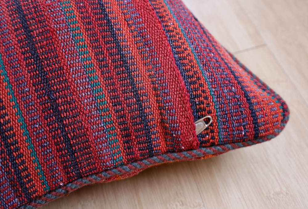 裏面は手織りオールドジャジム。遊牧生活で使われていた、薄手のキリムです。