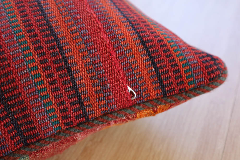 裏面は手織りオールドジャジム。遊牧生活で使われていた、薄手のキリムです。