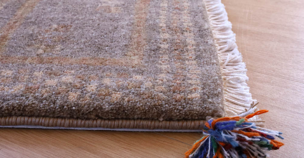 ギャッベ座布団の厚みや縁かがりの状態　