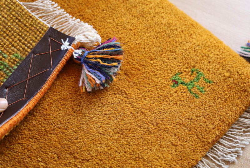 ギャッベ座布団cz21660の毛足と裏面の様子