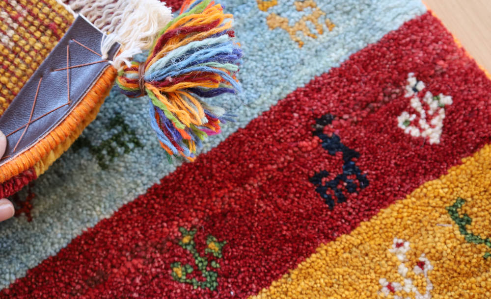 ギャッベ座布団の毛足と裏面の様子