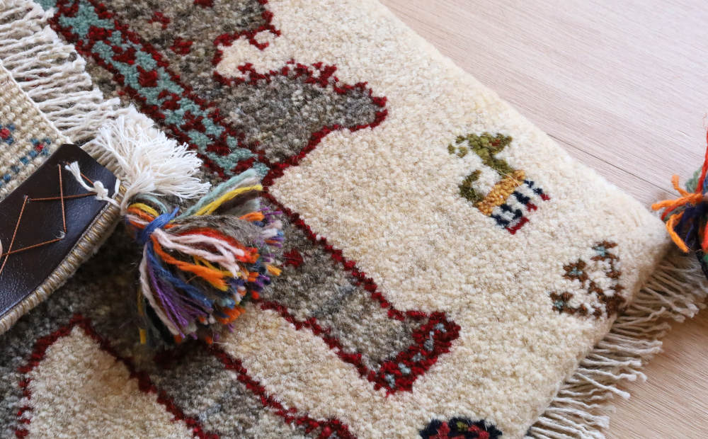 ギャッベ座布団の毛足と裏面の様子