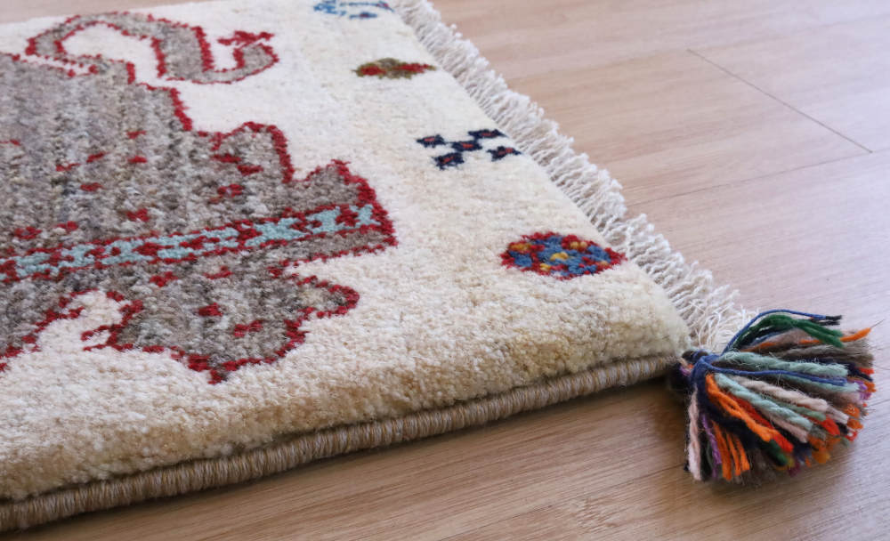 ギャッベ座布団の厚みや縁かがりの状態　