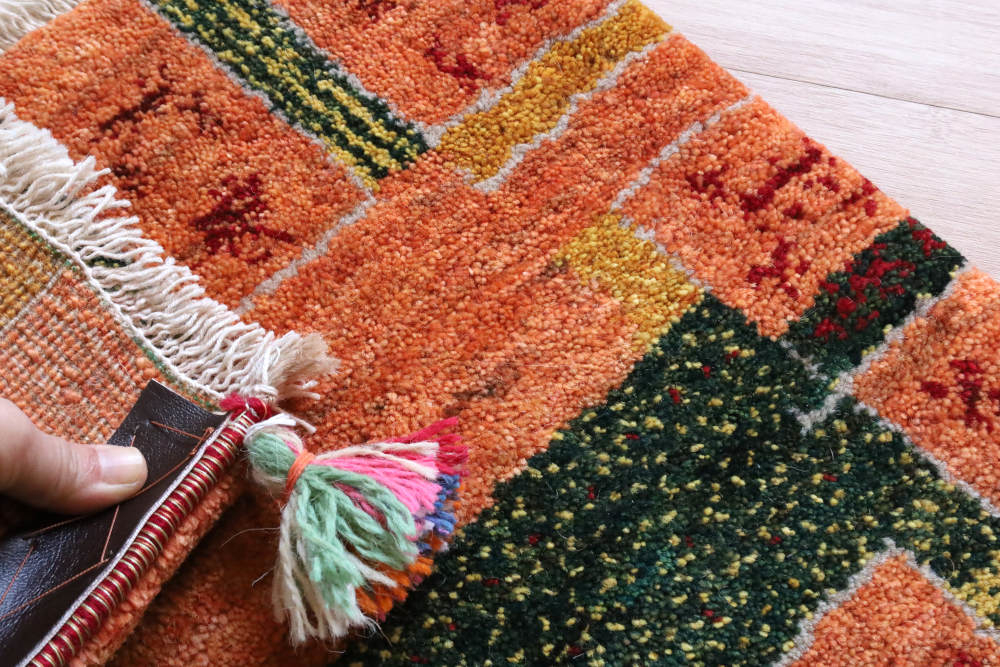 ギャッベ座布団の毛足と裏面の様子