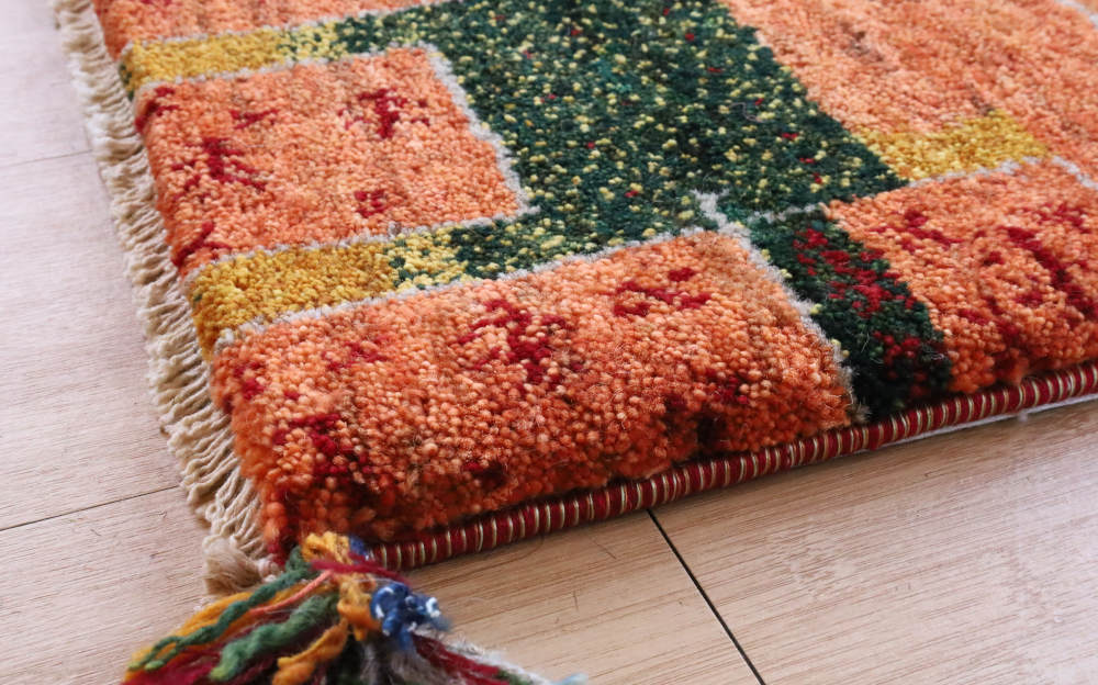 ギャッベ座布団の厚みや縁かがりの状態　