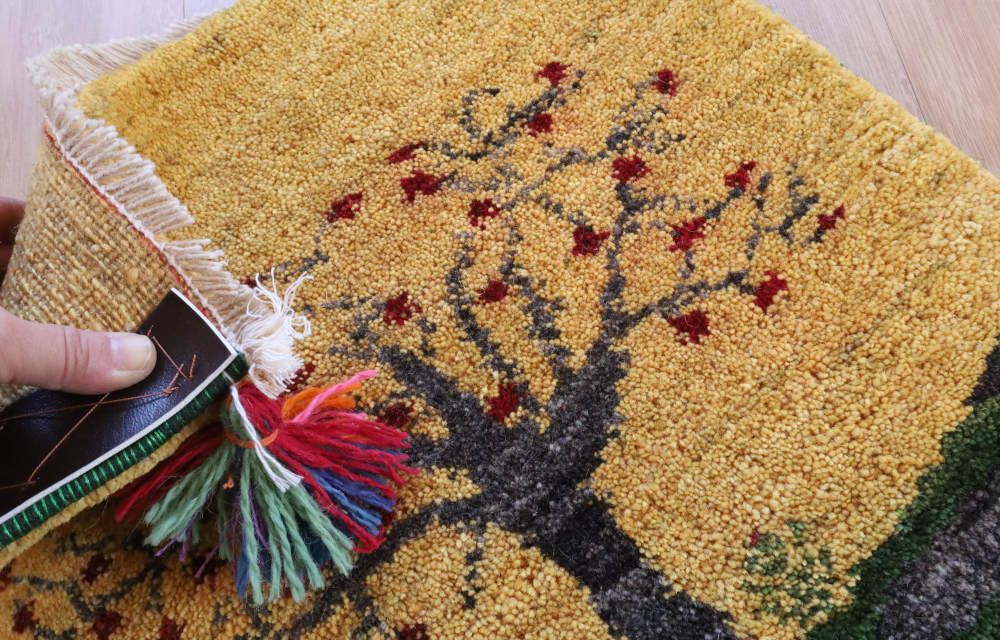 ギャッベ座布団の毛足と裏面の様子