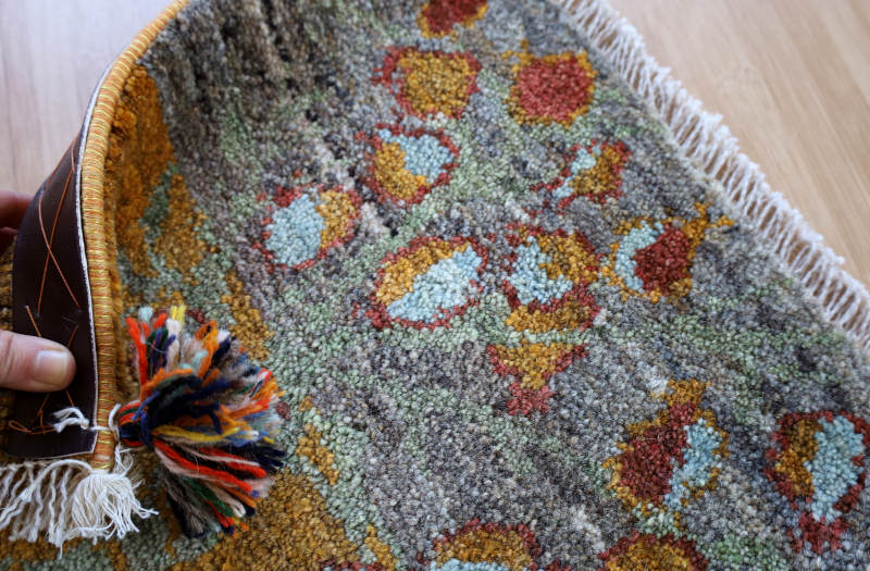 ギャッベ座布団cz21680の毛足と裏面の様子