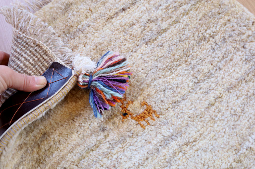 ギャッベ座布団cz21684の厚みや縁かがりの状態