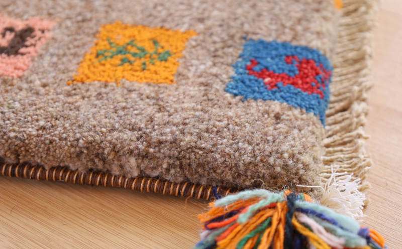 ギャッベ座布団cz21693の厚みや縁かがりの状態