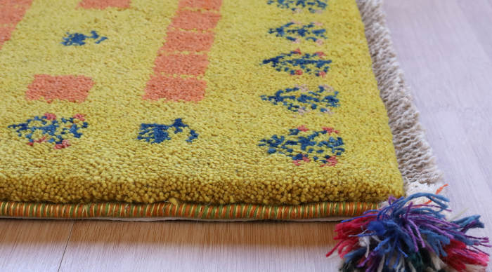 ギャッベ座布団cz21698の厚みや縁かがりの状態