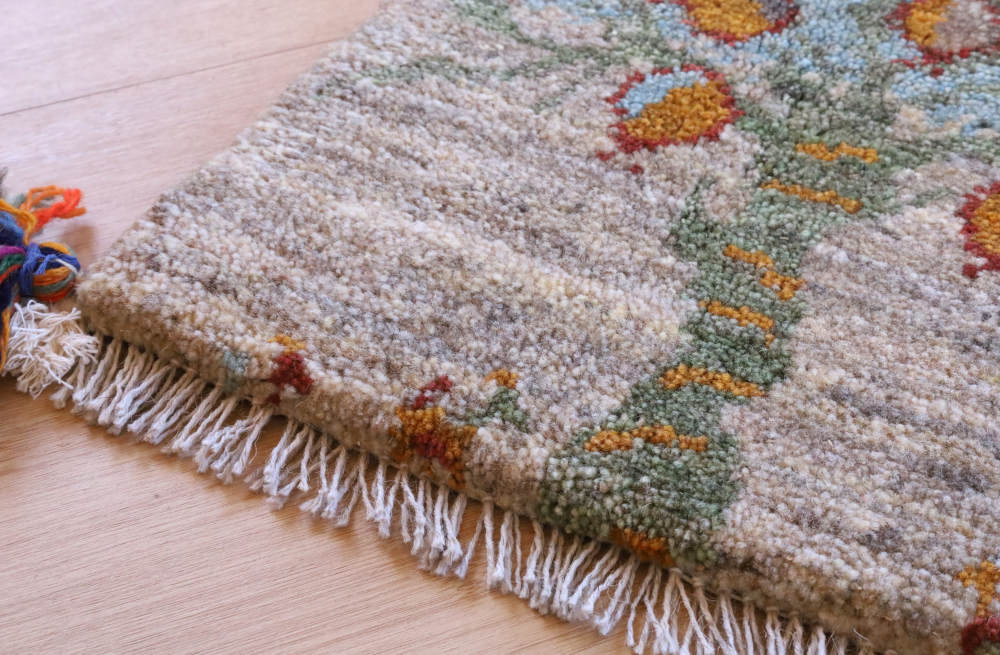 ギャッベ座布団cz21699の厚みや縁かがりの状態