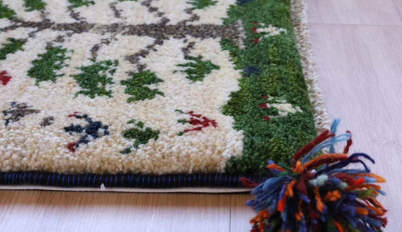 ギャッベ座布団cz21702の厚みや縁かがりの状態