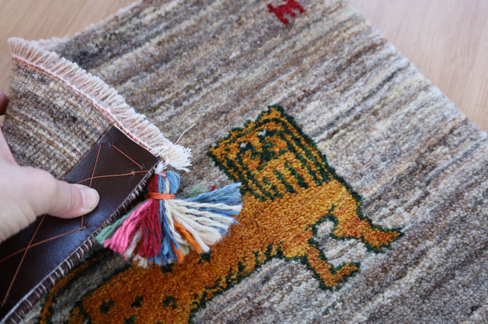 ギャッベ座布団cz21703の毛足と裏面の様子