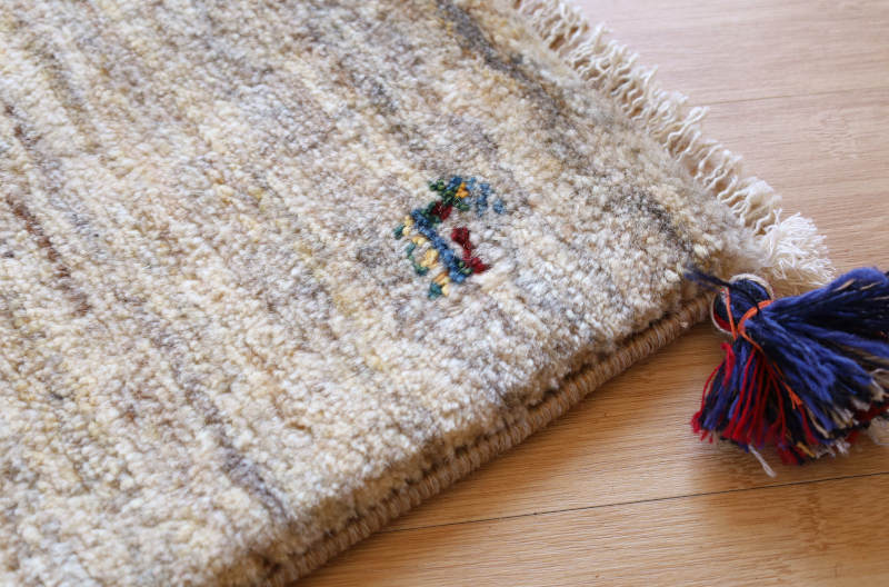 ギャッベ座布団cz21706の厚みや縁かがりの状態