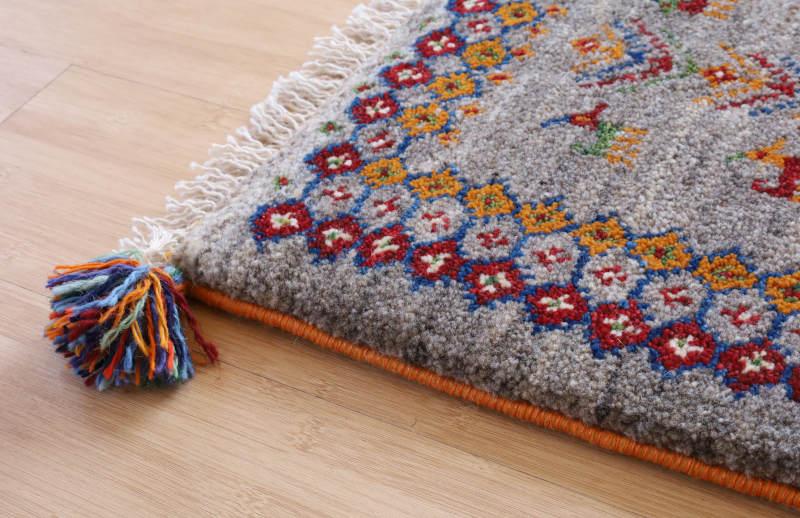 ギャッベ座布団cz21707の厚みや縁かがりの状態