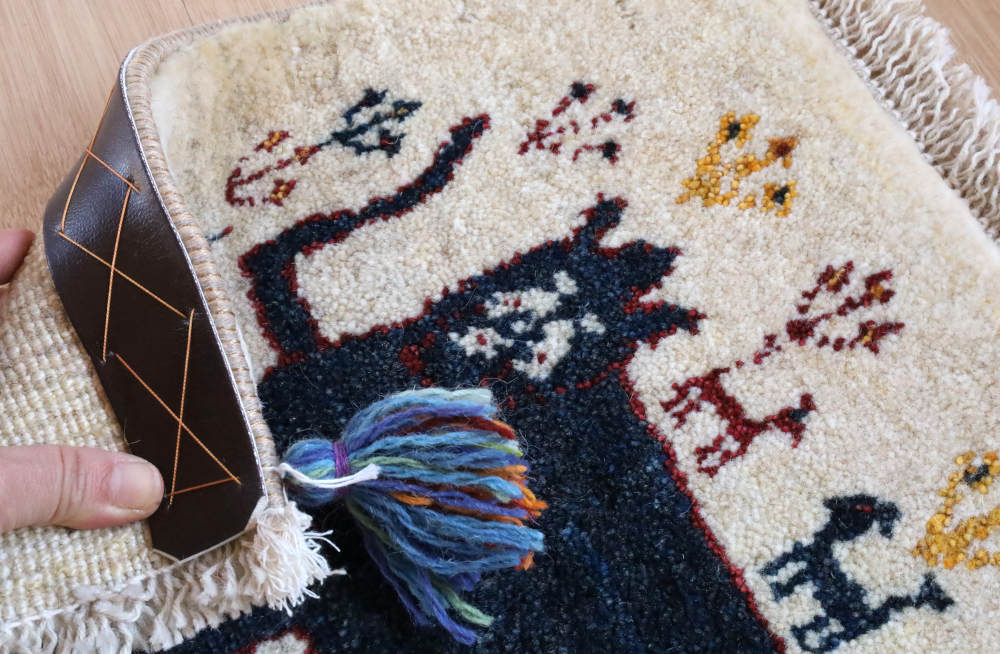 ギャッベ座布団の毛足と裏面の様子