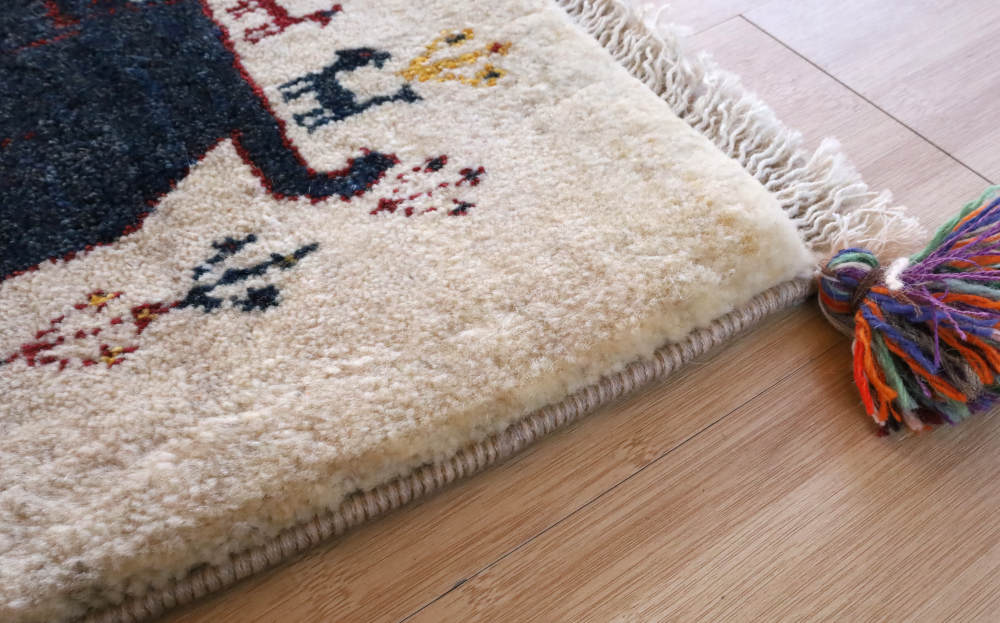 ギャッベ座布団の厚みや縁かがりの状態　