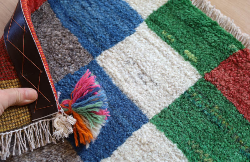 ギャッベ座布団cz21710の毛足と裏面の様子