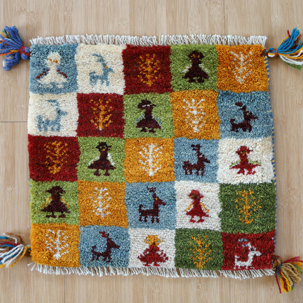 ギャッベ座布団　約40×40cm　チェス・女の子　イラン産・手織り